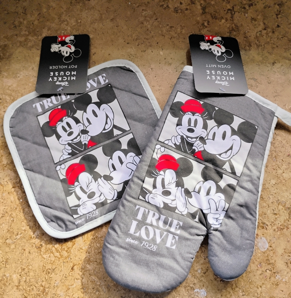 Mickey And Minnie True Love Mitten And Pot Holders